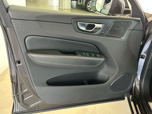 Used 2022 Volvo XC60 B6 Inscription image 10