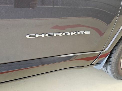 Used 2018 Jeep Cherokee Overland w/ Technology Group image 29