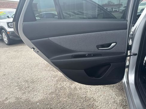 Used 2021 Hyundai Elantra Limited image 15