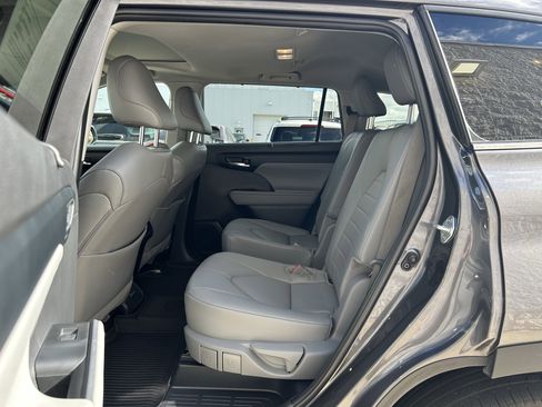 Certified 2024 Toyota Highlander XLE image 17