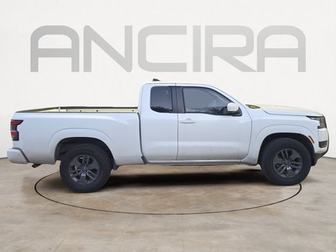 Used 2025 Nissan Frontier SV RWD image 8