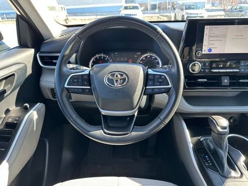 Used 2023 Toyota Highlander LE image 16