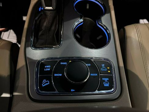 Used 2020 Jeep Grand Cherokee Overland AWD/4WD image 22