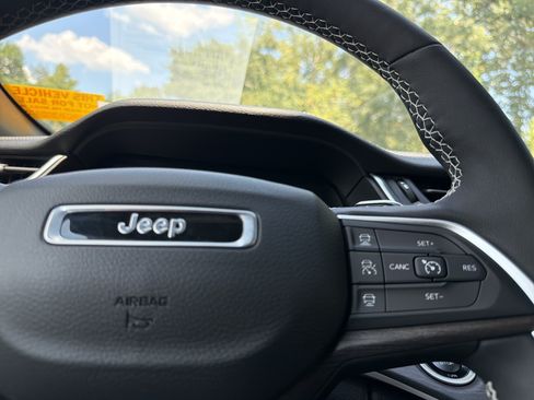Used 2025 Jeep Grand Cherokee Limited w/ Luxury Tech Group II RWD image 29