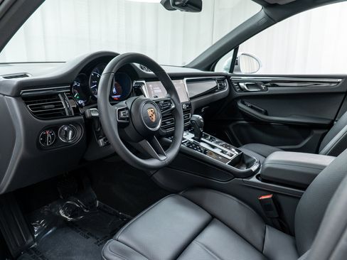 Used 2025 Porsche Macan image 15