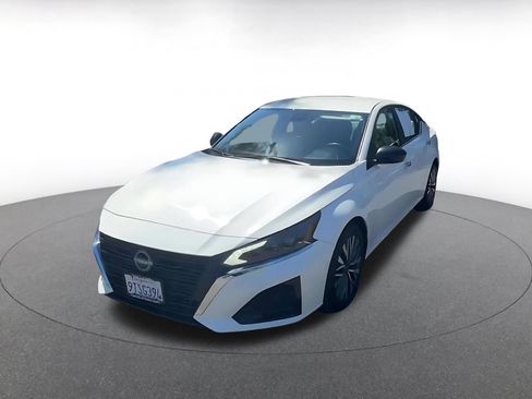 Used 2025 Nissan Altima 2.5 SV FWD image 8