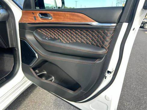 New 2025 Jeep Grand Cherokee Summit image 30