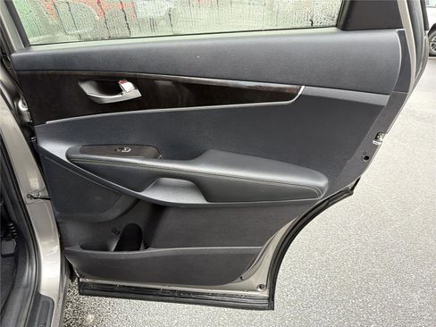 Used 2016 Kia Sorento LX w/ LX Convenience Package image 16