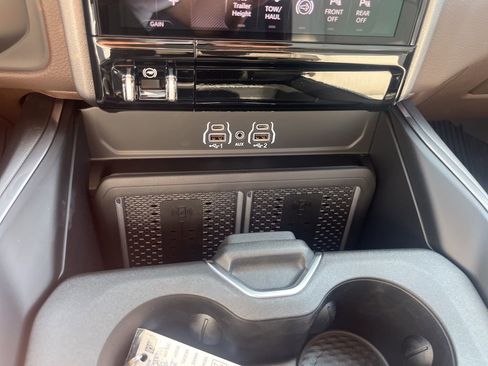 Used 2025 RAM 2500 Laramie AWD/4WD image 40