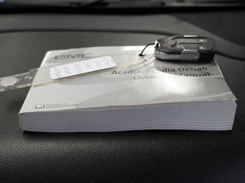 Used 2020 GMC Acadia SLT w/ Driver Alert Package II image 40