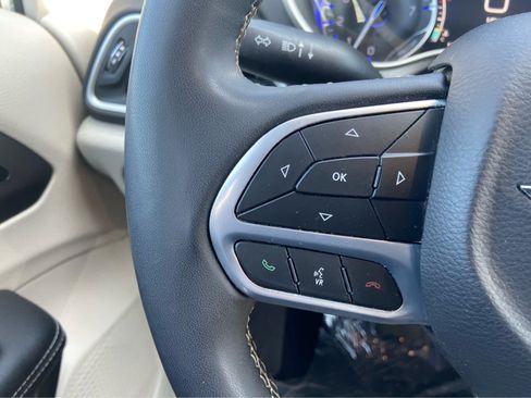 Used 2024 Chrysler Pacifica Touring-L FWD image 25