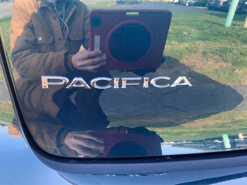 Used 2023 Chrysler Pacifica Touring-L FWD image 24