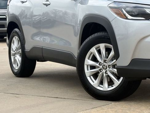 Used 2025 Toyota Corolla Cross LE image 11