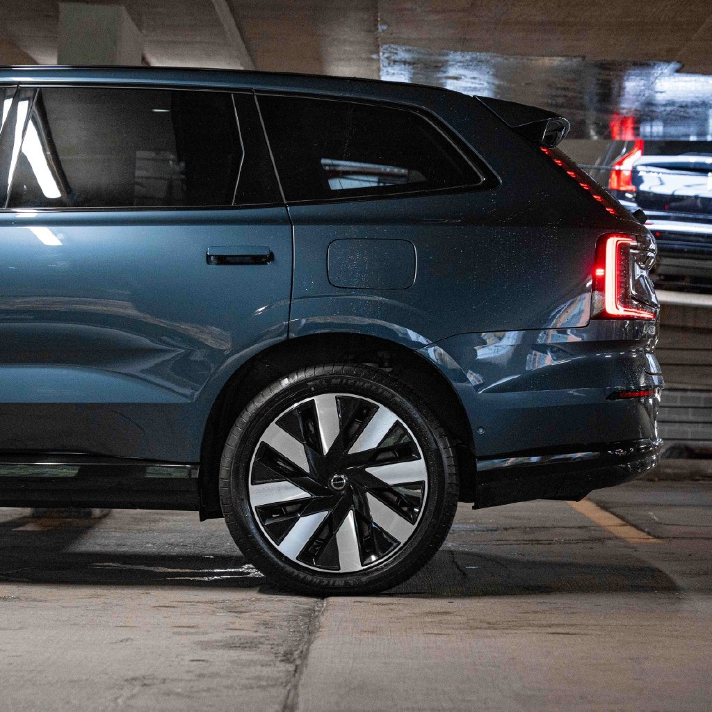 Certified 2025 Volvo EX90 Plus AWD/4WD image 5
