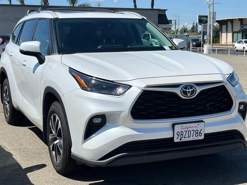 Used 2022 Toyota Highlander XLE AWD/4WD image 3