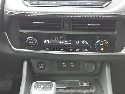 Certified 2025 Nissan Rogue SV image 27