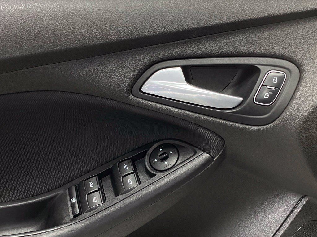Used 2016 Ford Focus SE w/ SE Power Seat Package FWD image 12
