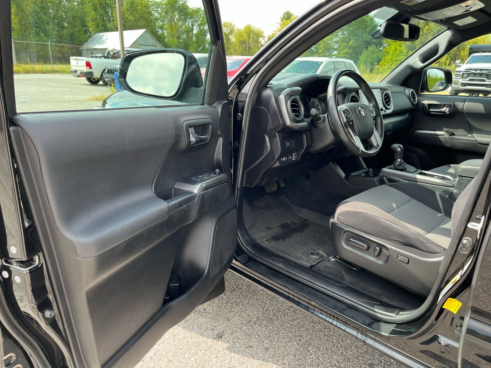 Used 2022 Toyota Tacoma TRD Sport AWD/4WD image 9