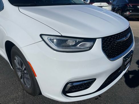 Used 2024 Chrysler Pacifica Limited FWD image 29