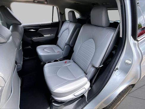 Used 2022 Toyota Highlander XLE FWD image 20