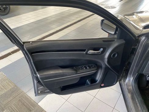 Used 2017 Chrysler 300 S AWD/4WD image 9