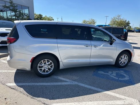 New 2026 Chrysler Pacifica Select image 32