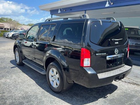 Used 2010 Nissan Pathfinder SE image 3