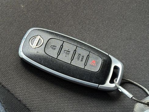 Used 2025 Nissan Versa SV FWD image 20