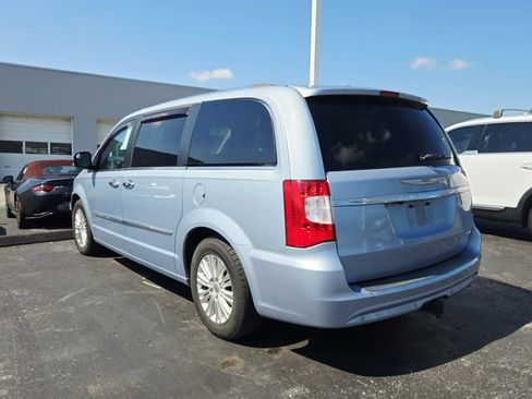 Used 2016 Chrysler Town & Country Limited w/ Trailer Tow Group FWD image 3