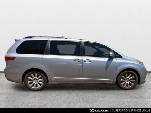 Used 2017 Toyota Sienna Limited Premium FWD image 3