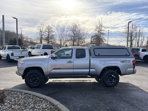 Used 2020 Toyota Tacoma SR image 9