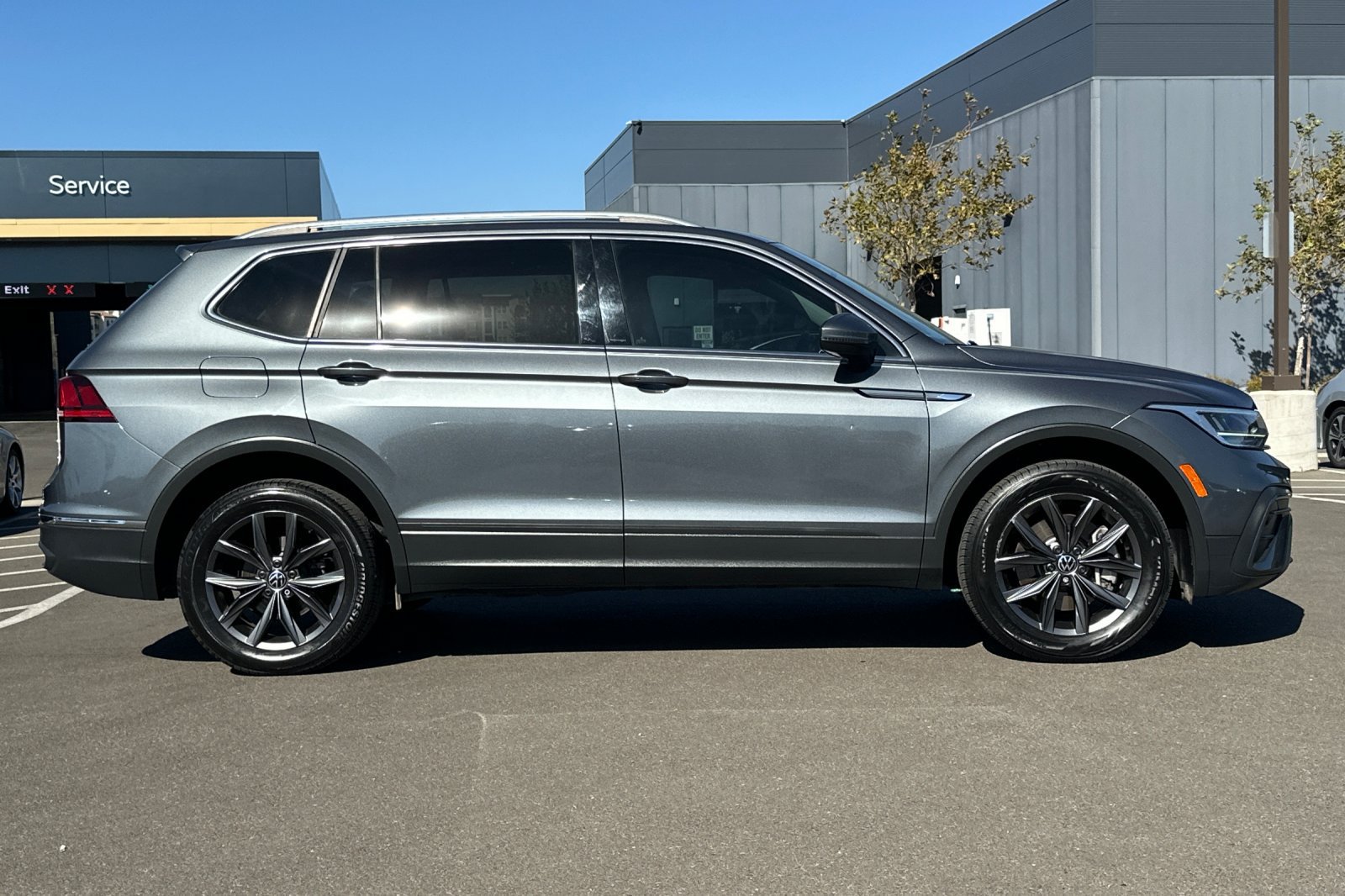Used 2023 Volkswagen Tiguan SE FWD image 3