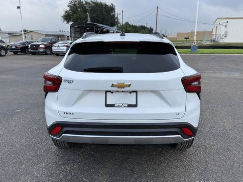 Used 2025 Chevrolet Trax LT FWD image 4