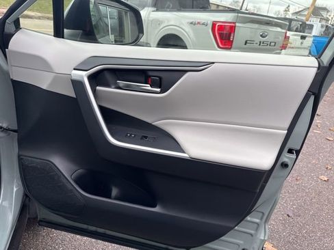 Used 2021 Toyota RAV4 XLE Premium image 31
