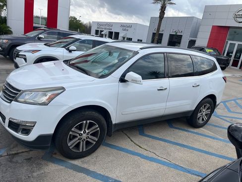 Used 2017 Chevrolet Traverse LT image 4