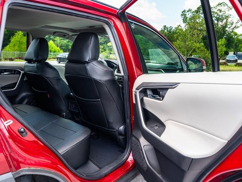 Used 2020 Toyota RAV4 XLE w/ Convenience Package FWD image 13