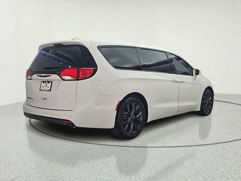 Used 2018 Chrysler Pacifica Touring Plus w/ S Appearance Package FWD image 6
