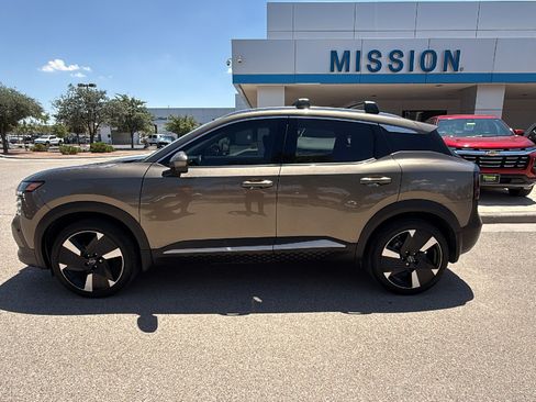Used 2025 Nissan Kicks SR AWD/4WD image 3
