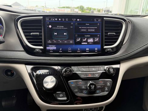 Used 2023 Chrysler Pacifica Touring-L AWD/4WD image 20