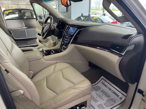Used 2015 Cadillac Escalade Luxury image 12