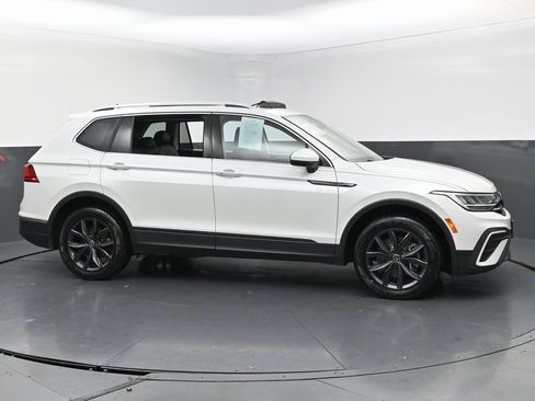 Used 2023 Volkswagen Tiguan SE w/ Panoramic Sunroof Package image 6