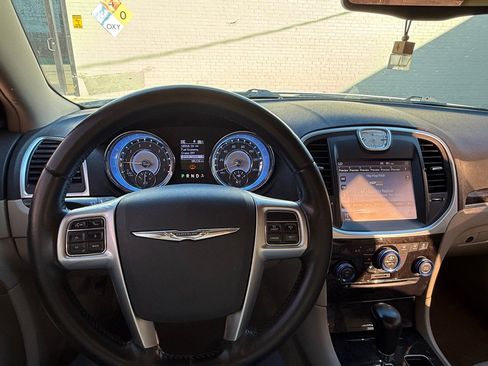 Used 2011 Chrysler 300 Limited RWD image 10