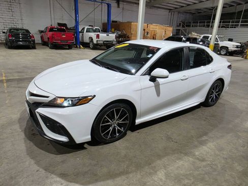 Used 2021 Toyota Camry SE FWD image 1