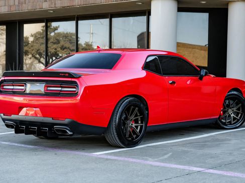 Used 2016 Dodge Challenger SRT w/ Technology Group image 9