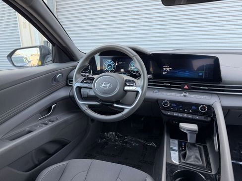 Used 2025 Hyundai Elantra SEL image 35
