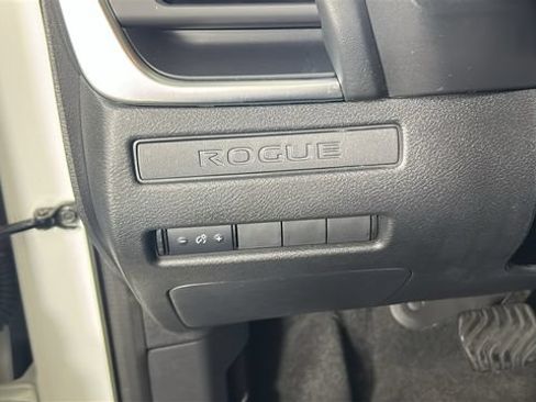 Used 2023 Nissan Rogue S AWD/4WD image 19