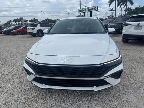 Used 2024 Hyundai Elantra SEL FWD image 2