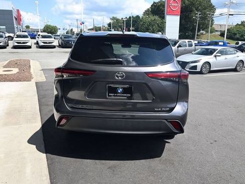 Used 2022 Toyota Highlander XLE AWD/4WD image 11