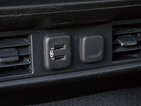 Used 2022 Chevrolet Silverado 1500 LT w/ Z71 Off-Road Package AWD/4WD image 9