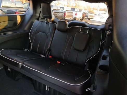 New 2026 Chrysler Pacifica Limited image 12